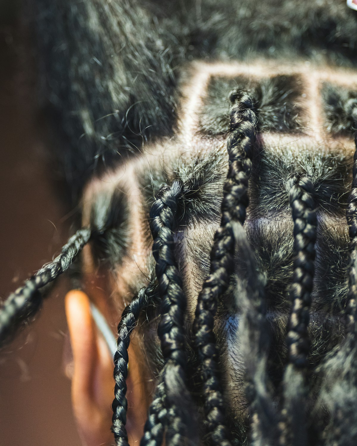 Knotless Box Braids (Medium, Mid-Back) by Yomaris Emilia